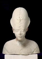 Busto do Rei Amenophis IV (Akhenaton) de Tell el-Amarna, Novo Reino, c.1353-1337 aC (calcário)